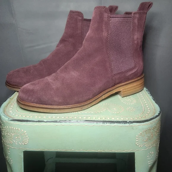 Clark's Women's Arlo Burgundy Chelsea Boots - Picture 1 of 4